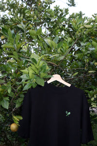 Camiseta Negra Capachos Bordado Verde